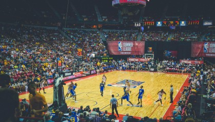 「科目三」魔性舞步席卷狼堡！冬日派对变身全民狂欢舞台