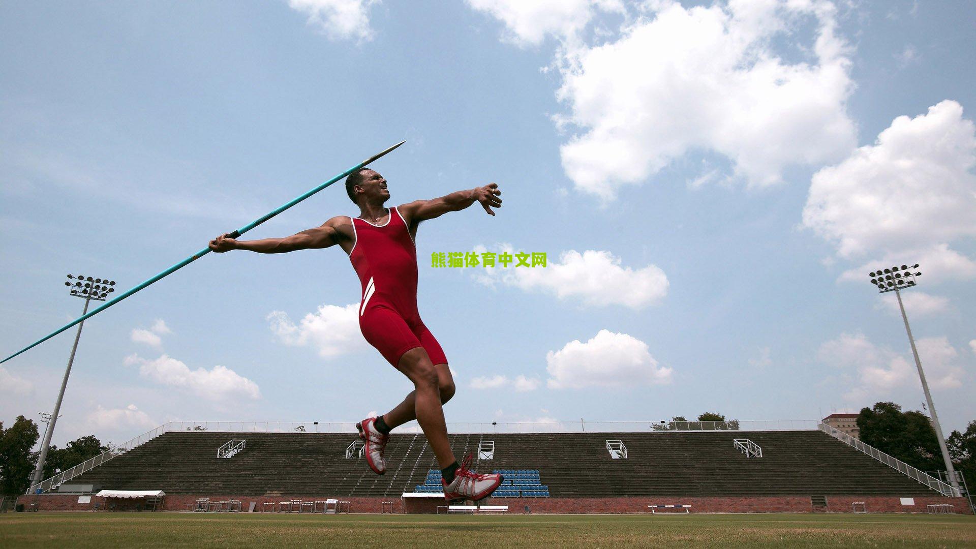 英超赛场再现暴力犯规，罗霍飞踢头部遭直红罚下引发争议